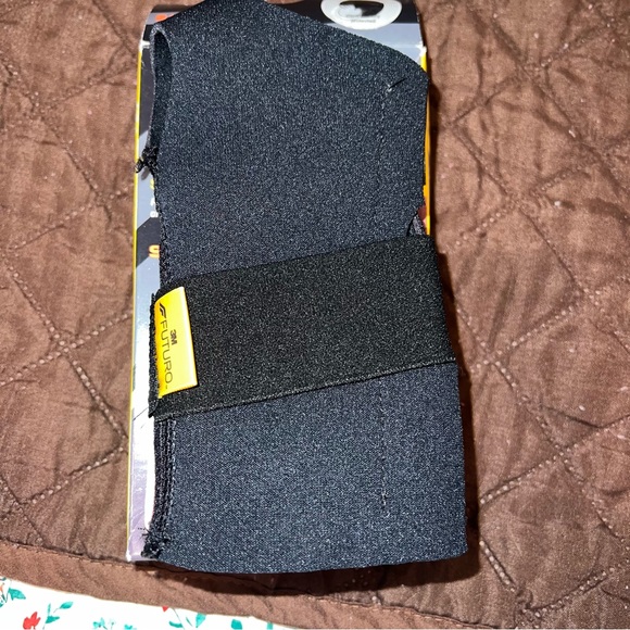 Futuro 3M Compression Stablizing Wrist Brace - Picture 3 of 4